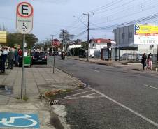 A partir de novembro, a punição para quem estacionar irregularmente nas vagas exclusivas para idosos, ou pessoas com deficiência, fica mais rigorosa. A infração passa a ser considerada gravíssima, com multa de R$ 293,47, remoção do veículo e sete pontos na carteira de habilitação. A medida valerá também para estacionamentos privados, como mercados, shoppings e condomínios.