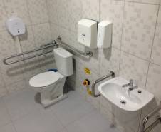 O Posto Central do Detran em Curitiba passou obras de manutenção e reparos ao longo do primeiro semestre de 2016 e está pronto para atender o público com mais conforto e acessibilidade. As adaptações foram negociadas com o proprietário do imóvel, que é alugado e fica na região Central, para evitar que a unidade fosse transferida para outro bairro.