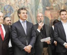 Governador Beto Richa assina convênio para obras de sinalização viária para 40 municípios, junto com o diretor geral do Detran, Marcos Traad
