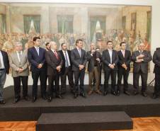 Governador Beto Richa assina convênio para obras de sinalização viária para 40 municípios, junto com o diretor geral do Detran, Marcos Traad