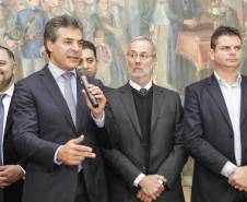 Governador Beto Richa assina convênio para obras de sinalização viária para 40 municípios, junto com o diretor geral do Detran, Marcos Traad