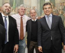 Governador Beto Richa assina convênio para obras de sinalização viária para 40 municípios, junto com o diretor geral do Detran, Marcos Traad