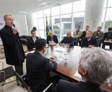 Governador Beto Richa lança o aplicativo Detran Fácil, acompanhado pelo diretor do Detran, Marcos Traad, pelo secretário chefe da Casa Civil, Valdir Rossoni e pelo presidente da Celepar, Jacson Carvalho Leite. Curitiba, 21/07/2016. Foto: Pedro Ribas/ANPr