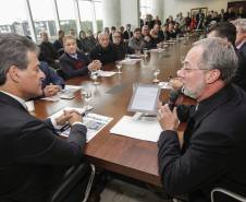 Governador Beto Richa lança o aplicativo Detran Fácil, acompanhado pelo diretor do Detran, Marcos Traad, pelo secretário chefe da Casa Civil, Valdir Rossoni e pelo presidente da Celepar, Jacson Carvalho Leite. Curitiba, 21/07/2016. Foto: Pedro Ribas/ANPr