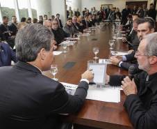 Governador Beto Richa lança o aplicativo Detran Fácil, acompanhado pelo diretor do Detran, Marcos Traad, pelo secretário chefe da Casa Civil, Valdir Rossoni e pelo presidente da Celepar, Jacson Carvalho Leite. Curitiba, 21/07/2016. Foto: Pedro Ribas/ANPr