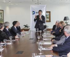 Governador Beto Richa lança o aplicativo Detran Fácil, acompanhado pelo diretor do Detran, Marcos Traad, pelo secretário chefe da Casa Civil, Valdir Rossoni e pelo presidente da Celepar, Jacson Carvalho Leite. Curitiba, 21/07/2016. Foto: Pedro Ribas/ANPr