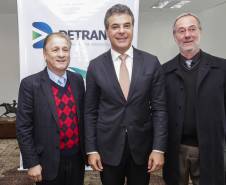 Governador Beto Richa lança o aplicativo Detran Fácil, acompanhado pelo diretor do Detran, Marcos Traad, pelo secretário chefe da Casa Civil, Valdir Rossoni e pelo presidente da Celepar, Jacson Carvalho Leite. Curitiba, 21/07/2016. Foto: Pedro Ribas/ANPr