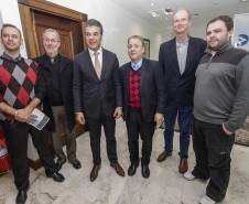 Governador Beto Richa lança o aplicativo Detran Fácil, acompanhado pelo diretor do Detran, Marcos Traad, pelo secretário chefe da Casa Civil, Valdir Rossoni e pelo presidente da Celepar, Jacson Carvalho Leite. Curitiba, 21/07/2016. Foto: Pedro Ribas/ANPr