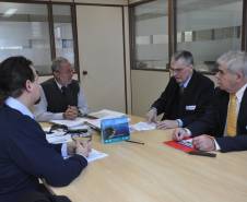 O diretor-geral do Departamento de Trânsito do Paraná, Marcos Traad, recebeu nesta semana, em Curitiba, o cônsul geral do Paraguai, Ricardo Brugada Loizaga, e o cônsul adjunto do país, Luis Alberto Manchini. 