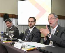 Diretores dos 27 Departamentos Estaduais de Trânsito de todo o país apresentaram nesta quinta-feira (25), em Ipojuca, Pernambuco, uma lista de temas prioritários ao novo diretor do Departamento Nacional de Trânsito e presidente do Conselho Nacional de Trânsito, Elmer Coelho Vicenzi. O encontro é promovido pela Associação Nacional dos Detrans (AND), com o objetivo de elencar problemas e apresentar um cenário da área no Brasil. 