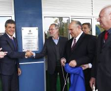 O governador Beto Richa inaugurou nesta segunda-feira, a nova unidade do Detran, em São José dos Pinhais. Na oportunidade autorizou a homologação  para execução das obras de pavimentação asfaltica nas vias urbanas. Participaram da solenidade: diretor do Detran PR, Marcos Traad, os secretários de Desenvolvimento Urbano, em exercício, João Carlos Ortega, da Infraestrutura e Logistica, José Richa Filho e o deputado Francisco Buhrer.São José dos Pinhais, 26-09-16.Foto: Arnaldo Alves / ANPr.