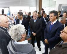 O governador Beto Richa inaugurou nesta segunda-feira, a nova unidade do Detran, em São José dos Pinhais. Na oportunidade autorizou a homologação  para execução das obras de pavimentação asfaltica nas vias urbanas. Participaram da solenidade: diretor do Detran PR, Marcos Traad, os secretários de Desenvolvimento Urbano, em exercício, João Carlos Ortega, da Infraestrutura e Logistica, José Richa Filho e o deputado Francisco Buhrer.São José dos Pinhais, 26-09-16.Foto: Arnaldo Alves / ANPr.