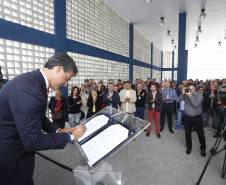 O governador Beto Richa inaugurou nesta segunda-feira, a nova unidade do Detran, em São José dos Pinhais. Na oportunidade autorizou a homologação  para execução das obras de pavimentação asfaltica nas vias urbanas. Participaram da solenidade: diretor do Detran PR, Marcos Traad, os secretários de Desenvolvimento Urbano, em exercício, João Carlos Ortega, da Infraestrutura e Logistica, José Richa Filho e o deputado Francisco Buhrer.São José dos Pinhais, 26-09-16.Foto: Arnaldo Alves / ANPr.