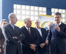 O governador Beto Richa inaugurou nesta segunda-feira, a nova unidade do Detran, em São José dos Pinhais. Na oportunidade autorizou a homologação  para execução das obras de pavimentação asfaltica nas vias urbanas. Participaram da solenidade: diretor do Detran PR, Marcos Traad, os secretários de Desenvolvimento Urbano, em exercício, João Carlos Ortega, da Infraestrutura e Logistica, José Richa Filho e o deputado Francisco Buhrer.São José dos Pinhais, 26-09-16.Foto: Arnaldo Alves / ANPr.