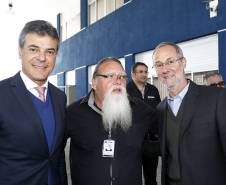 O governador Beto Richa inaugurou nesta segunda-feira, a nova unidade do Detran, em São José dos Pinhais. Na oportunidade autorizou a homologação  para execução das obras de pavimentação asfaltica nas vias urbanas. Participaram da solenidade: diretor do Detran PR, Marcos Traad, os secretários de Desenvolvimento Urbano, em exercício, João Carlos Ortega, da Infraestrutura e Logistica, José Richa Filho e o deputado Francisco Buhrer.São José dos Pinhais, 26-09-16.Foto: Arnaldo Alves / ANPr.