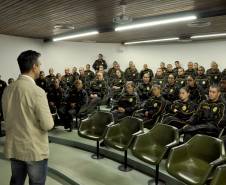 O Departamento de Trânsito do Paraná (Detran) promoveu nesta sexta-feira (7) um encontro com os futuros agentes de trânsito na sede da autarquia em Curitiba. Na ocasião, os alunos do Programa de Capacitação de Agentes de Trânsito, além de conhecerem o funcionamento do pátio de veículos apreendidos, participaram de um diálogo com representantes da autarquia.