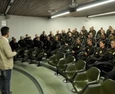 O Departamento de Trânsito do Paraná (Detran) promoveu nesta sexta-feira (7) um encontro com os futuros agentes de trânsito na sede da autarquia em Curitiba. Na ocasião, os alunos do Programa de Capacitação de Agentes de Trânsito, além de conhecerem o funcionamento do pátio de veículos apreendidos, participaram de um diálogo com representantes da autarquia.