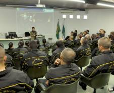 O Departamento de Trânsito do Paraná (Detran) promoveu nesta sexta-feira (7) um encontro com os futuros agentes de trânsito na sede da autarquia em Curitiba. Na ocasião, os alunos do Programa de Capacitação de Agentes de Trânsito, além de conhecerem o funcionamento do pátio de veículos apreendidos, participaram de um diálogo com representantes da autarquia.