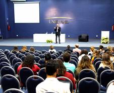 O diretor-geral do Detran Paraná, Marcos Traad, palestrou na noite desta terça-feira (18), para acadêmicos de psicologia no Centro Universitário Autônomo do Brasil – UniBrasil, em Curitiba. O encontro teve como tema “Mobilidade Urbana e Psicologia no Trânsito” e Traad falou sobre o comportamento dos motoristas e atuação dos psicólogos na formação dos condutores. 