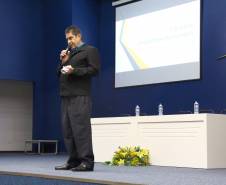 O diretor-geral do Detran Paraná, Marcos Traad, palestrou na noite desta terça-feira (18), para acadêmicos de psicologia no Centro Universitário Autônomo do Brasil – UniBrasil, em Curitiba. O encontro teve como tema “Mobilidade Urbana e Psicologia no Trânsito” e Traad falou sobre o comportamento dos motoristas e atuação dos psicólogos na formação dos condutores. 