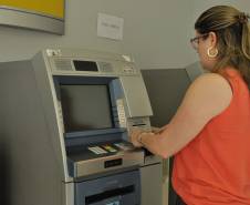 O Governo do Paraná e o Banco do Brasil lançaram nesta quinta-feira (10) uma facilidade inédita para proprietários de veículos e motoristas paranaenses. Agora, é possível pagar guias, com código de barras, do Departamento Estadual de Trânsito (Detran/PR) nos terminais de autoatendimento do BB com cartões de débito de todos os bancos. 