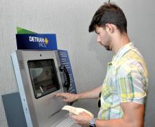 O Departamento de Trânsito do Paraná (Detran) inicia nesta segunda-feira (5), em São José dos Pinhais, um projeto piloto que vai permitir a agenda prévia das vistorias veiculares - obrigatórias no primeiro emplacamento, troca de município ou transferência do veículo. Com a mudança, os usuários poderão escolher data e horário para realizar o serviço, sem filas ou deslocamentos desnecessários. 
