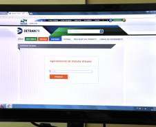 O Departamento de Trânsito do Paraná (Detran) inicia nesta segunda-feira (5), em São José dos Pinhais, um projeto piloto que vai permitir a agenda prévia das vistorias veiculares - obrigatórias no primeiro emplacamento, troca de município ou transferência do veículo. Com a mudança, os usuários poderão escolher data e horário para realizar o serviço, sem filas ou deslocamentos desnecessários. 