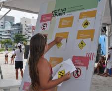 O Departamento de Trânsito do Paraná (Detran) oferece, em uma tenda instalada em Matinhos, cinco atividades divertidas e educativas para crianças e adultos. Elas são: tabuleiro gigante, em que os participantes são as próprias peças, atividades de colorir, painéis com placas sobre infrações de trânsito e suas penalidades, jogos digitais da memória e de simulação do trânsito. 