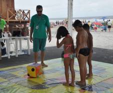 O Departamento de Trânsito do Paraná (Detran) oferece, em uma tenda instalada em Matinhos, cinco atividades divertidas e educativas para crianças e adultos. Elas são: tabuleiro gigante, em que os participantes são as próprias peças, atividades de colorir, painéis com placas sobre infrações de trânsito e suas penalidades, jogos digitais da memória e de simulação do trânsito. 