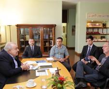 O Departamento de Trânsito do Paraná (Detran) e a prefeitura de Curitiba vão retomar as atividades conjuntas, principalmente os esforços educativos para redução de acidentes e mortes no trânsito. Uma reunião entre o diretor-geral do Detran, Marcos Traad, e o prefeito Rafael Greca, discutiu possibilidades de parcerias, como as que já acontecem entre o Governo do Estado e diversos municípios paranaenses. 
Foto: Joel Rocha/SMCS