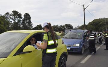 Detran-PR atua em blitz educativa na BR-277 em ação pelo encerramento do Maio Amarelo