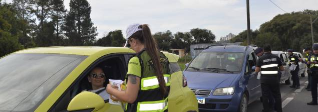 Detran-PR atua em blitz educativa na BR-277 em ação pelo encerramento do Maio Amarelo