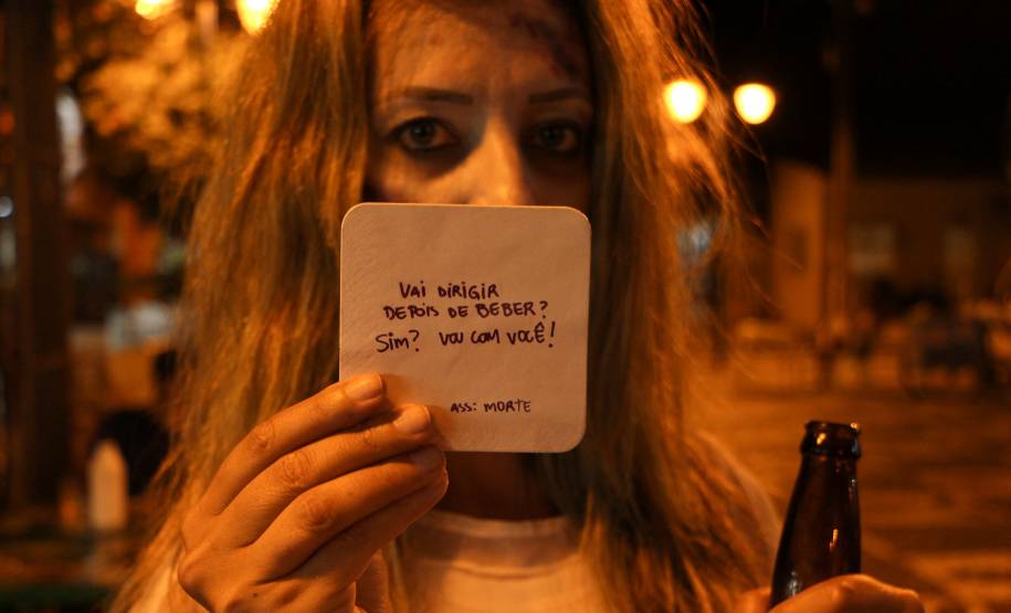 Detran aborda mais de 2 mil pessoas em bares e lanchonetes do Litoral durante a campanha Se Liga no Trânsito