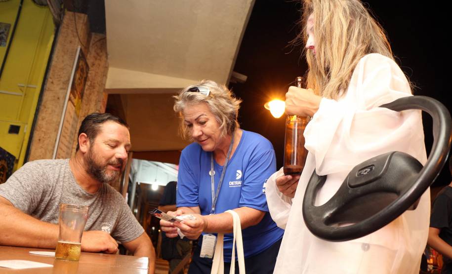 Detran aborda mais de 2 mil pessoas em bares e lanchonetes do Litoral durante a campanha Se Liga no Trânsito