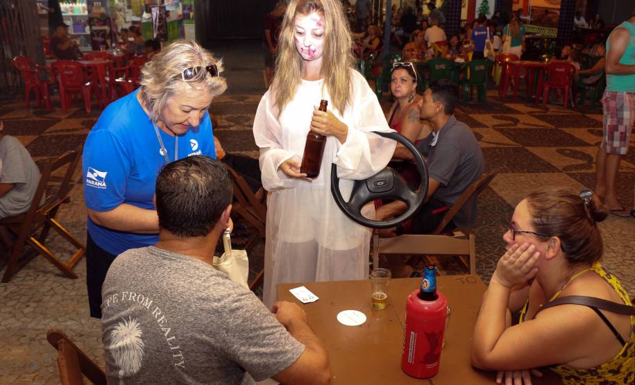 Detran aborda mais de 2 mil pessoas em bares e lanchonetes do Litoral durante a campanha Se Liga no Trânsito