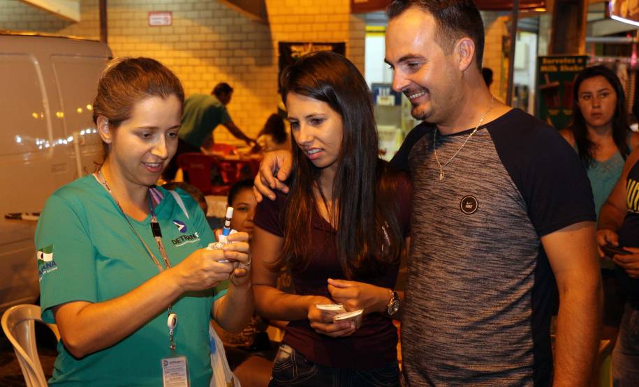 Detran aborda mais de 2 mil pessoas em bares e lanchonetes do Litoral durante a campanha Se Liga no Trânsito