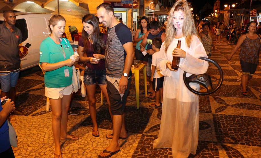 Detran aborda mais de 2 mil pessoas em bares e lanchonetes do Litoral durante a campanha Se Liga no Trânsito