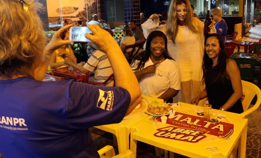 Detran aborda mais de 2 mil pessoas em bares e lanchonetes do Litoral durante a campanha Se Liga no Trânsito