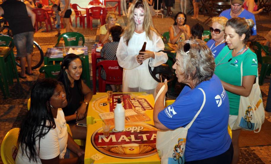 Detran aborda mais de 2 mil pessoas em bares e lanchonetes do Litoral durante a campanha Se Liga no Trânsito