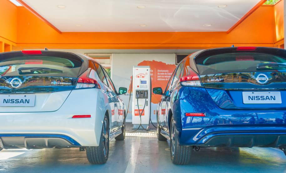 Carros elétricos sendo abastecidos em eletropostos