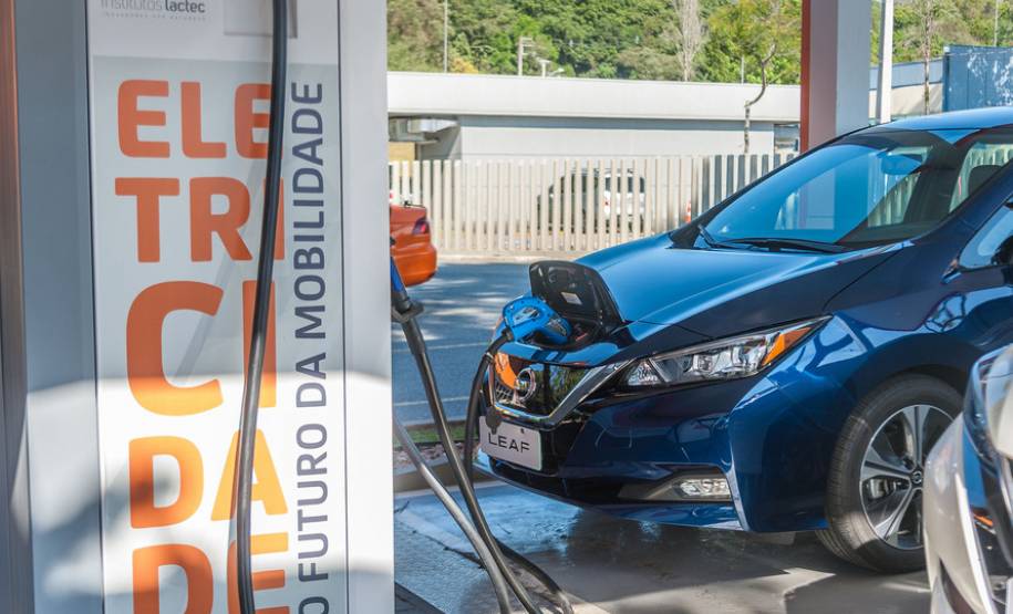 Carros elétricos sendo abastecidos em eletropostos