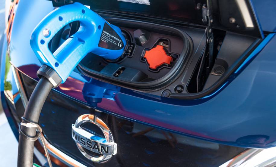 Carros elétricos sendo abastecidos em eletropostos