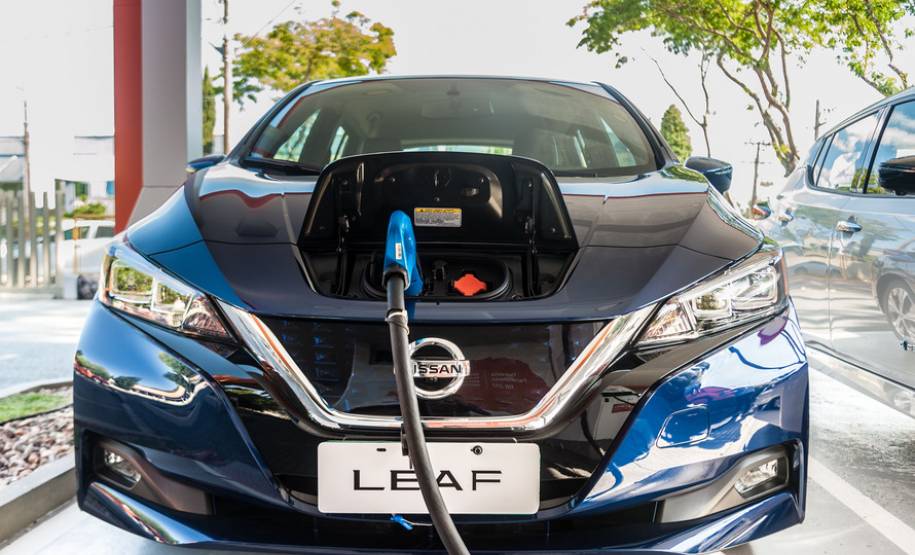 Carros elétricos sendo abastecidos em eletropostos