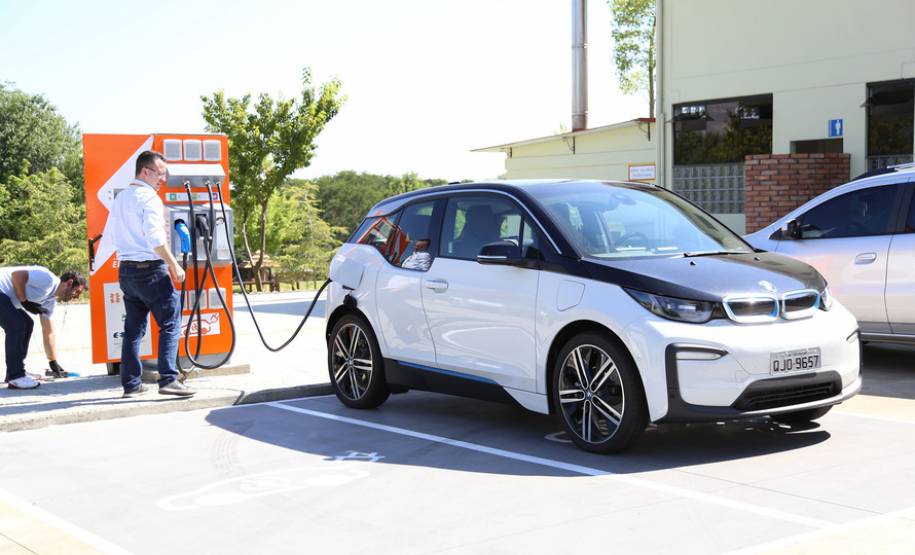 Carros elétricos sendo abastecidos em eletropostos