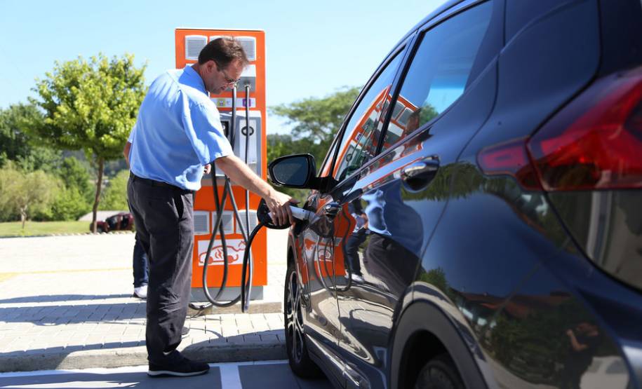 Carros elétricos sendo abastecidos em eletropostos
