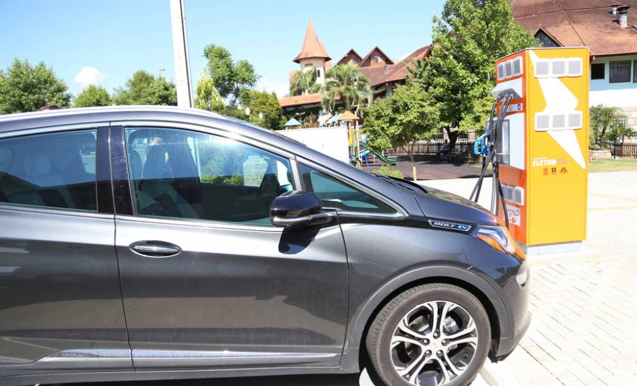 Carros elétricos sendo abastecidos em eletropostos