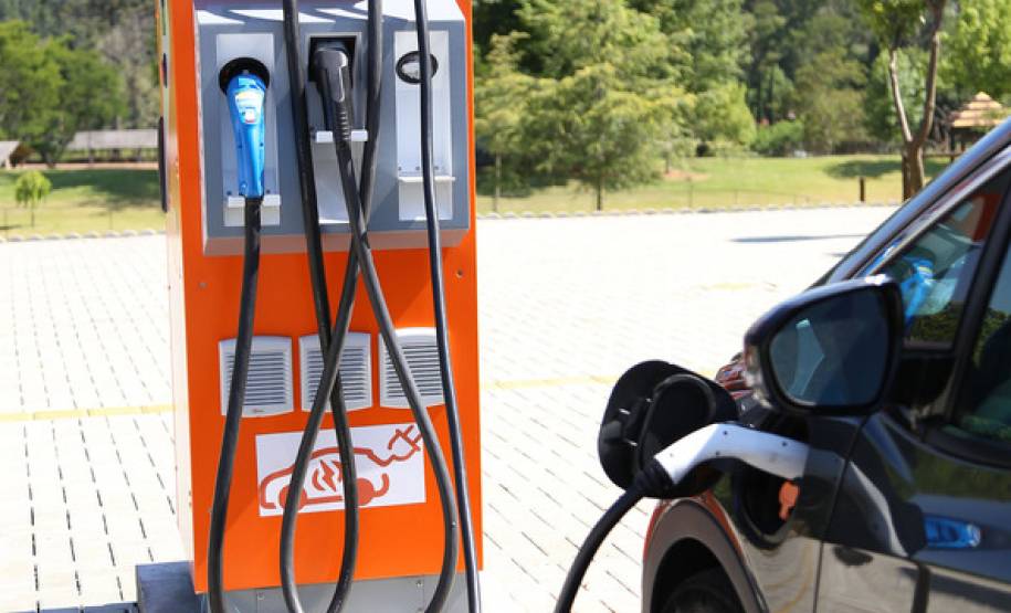 Carros elétricos sendo abastecidos em eletropostos