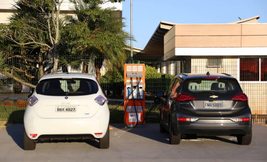 Carros elétricos sendo abastecidos em eletropostos