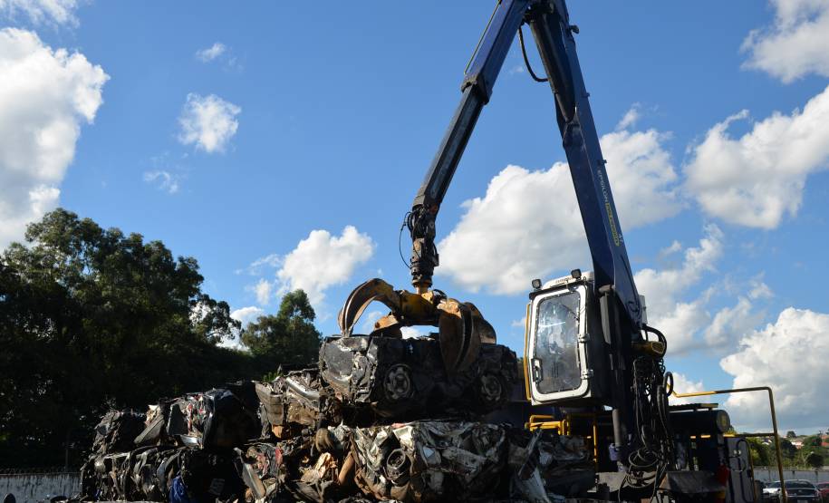 Detran-PR recicla aproximadamente 9.300 veículos