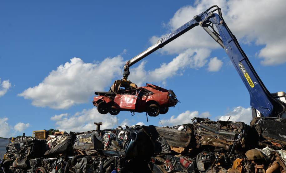 Detran-PR recicla aproximadamente 9.300 veículos